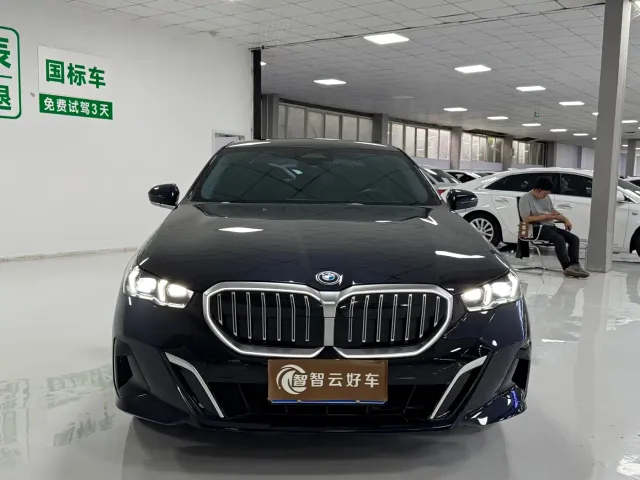 BMW 5 Series — Фото автомобиля 2