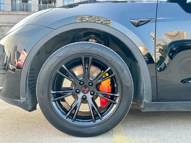 Tesla Model Y — Фото автомобиля 6