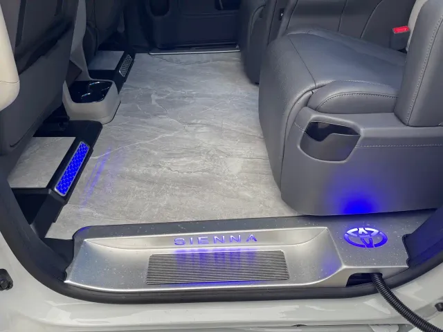Toyota Sienna — Фото автомобиля 10