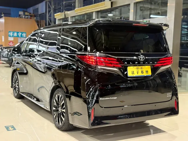 Toyota Alphard — Фото автомобиля 25