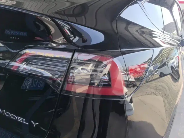 Tesla Model Y — Фото автомобиля 7