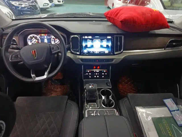 Hongqi HS7 — Фото автомобиля 12