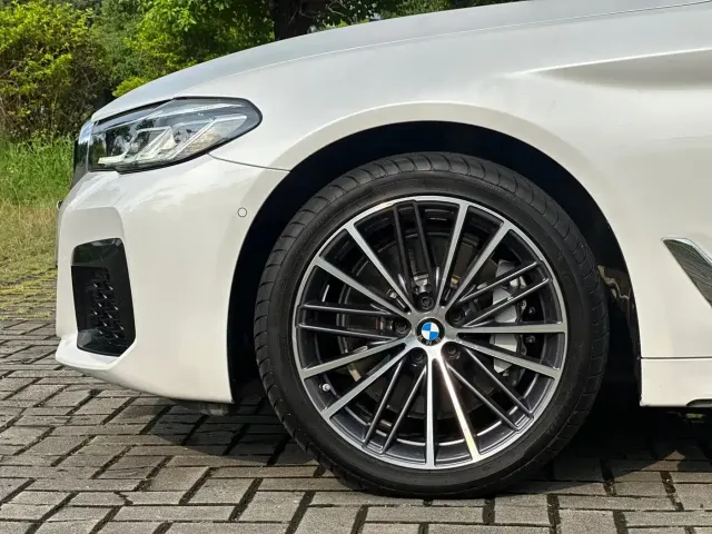 BMW 5 Series — Фото автомобиля 17