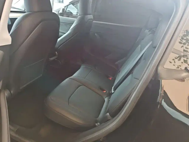 Tesla Model Y — Фото автомобиля 16