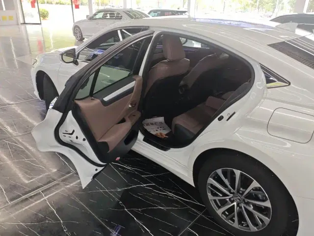 Lexus ES — Фото автомобиля 4