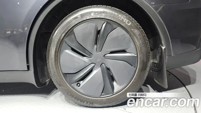 Tesla Model Y — Фото автомобиля 4
