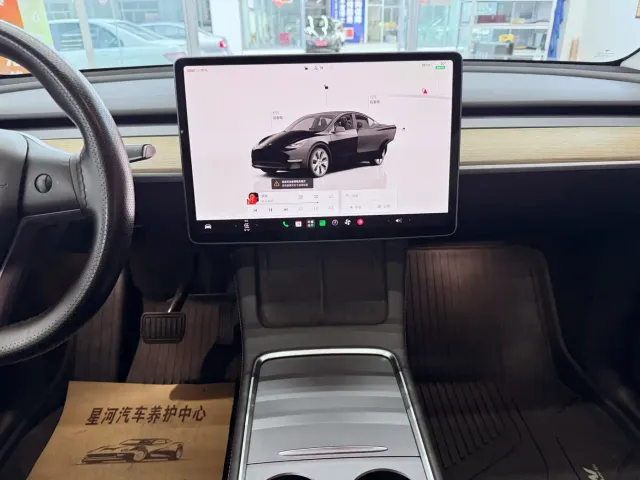 Tesla Model Y — Фото автомобиля 13
