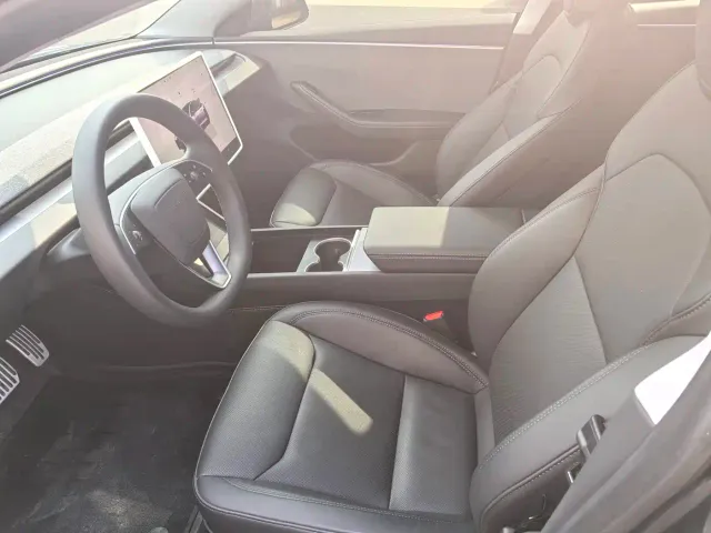 Tesla Model 3 — Фото автомобиля 4