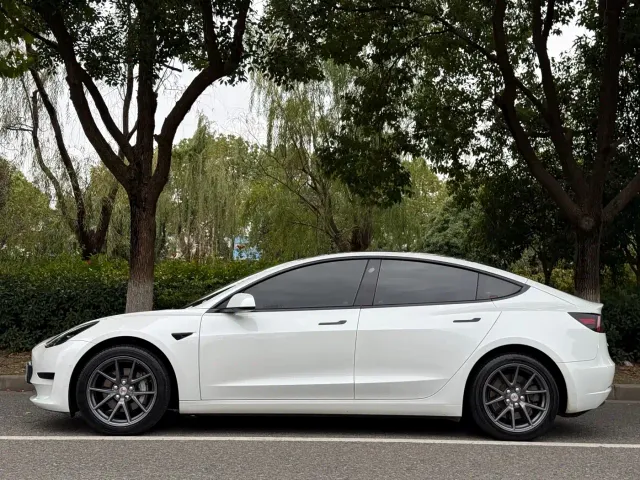 Tesla Model 3 — Фото автомобиля 2