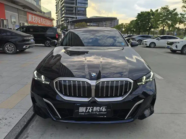 BMW 5 Series — Фото автомобиля 3