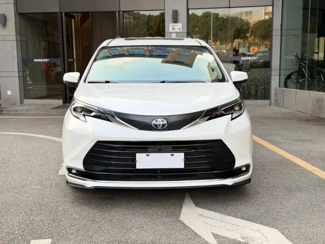 Toyota Sienna — Фото автомобиля 2