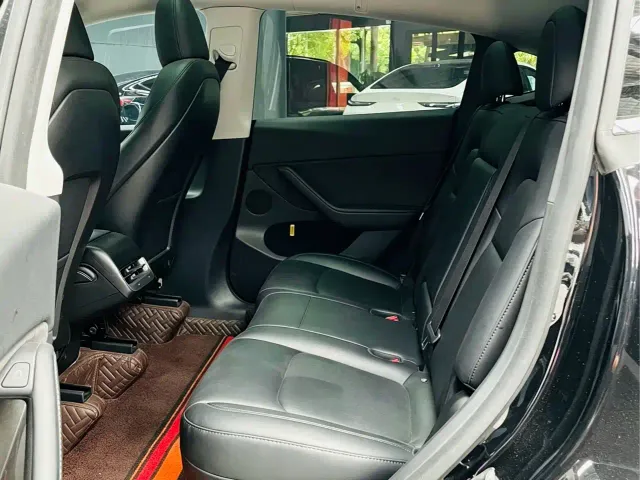 Tesla Model Y — Фото автомобиля 13
