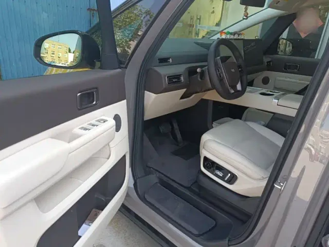 Li Auto MEGA — Фото автомобиля 15