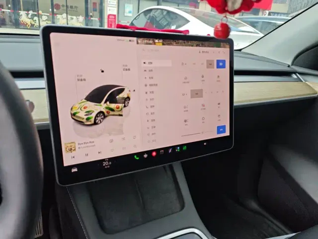 Tesla Model Y — Фото автомобиля 9