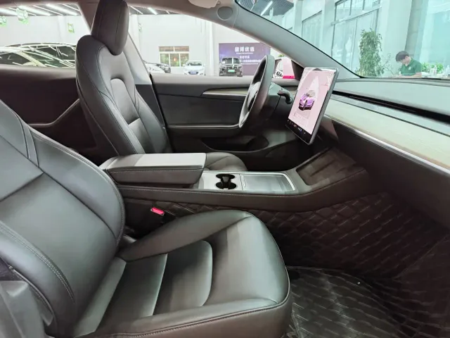 Tesla Model 3 — Фото автомобиля 17