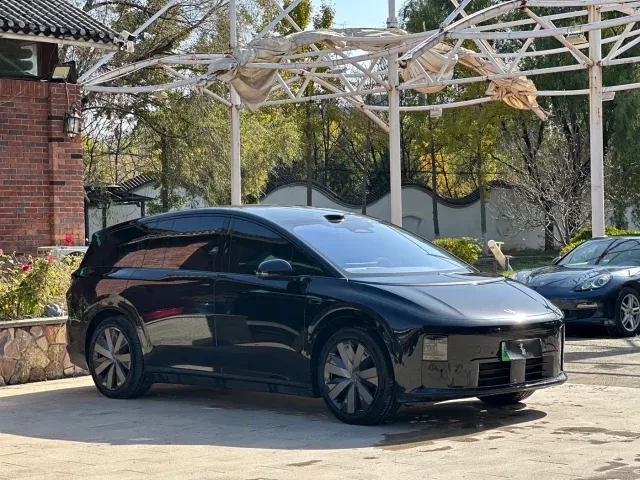 Li Auto i8 — Фото автомобиля 3