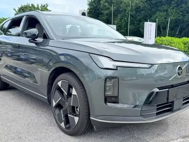 Volvo XC70 Plug-in Hybrid — Фото автомобиля 3