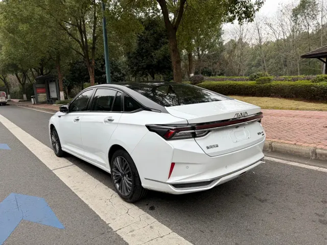 Dongfeng Yixuan MAX — Фото автомобиля 12