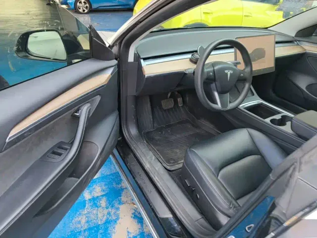 Tesla Model 3 — Фото автомобиля 15