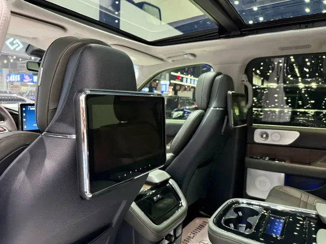Lincoln Navigator — Фото автомобиля 19