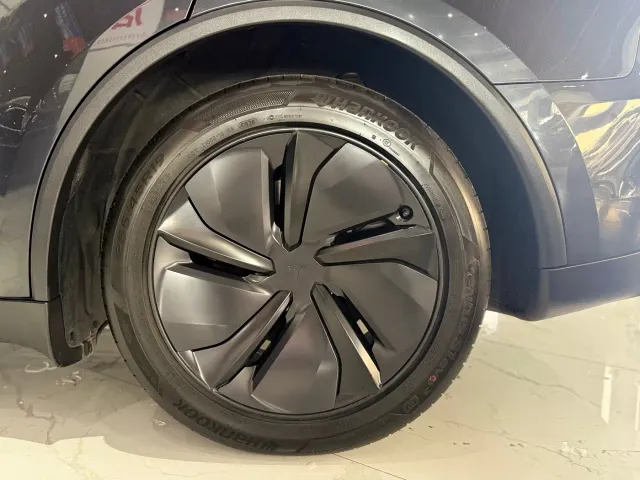 Tesla Model Y — Фото автомобиля 16