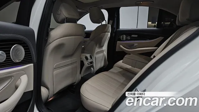 Mercedes-Benz E-Class — Фото автомобиля 21