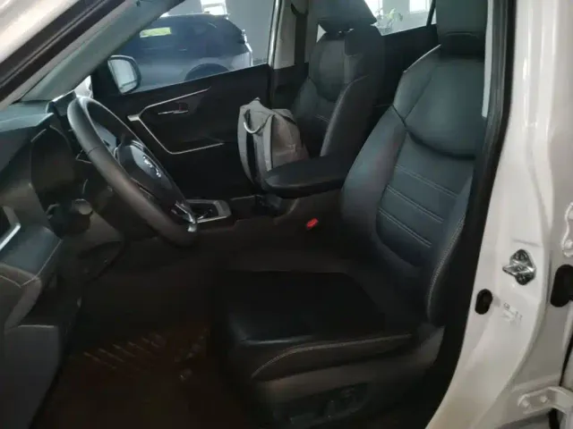 Toyota RAV4 — Фото автомобиля 14