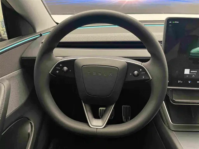 Tesla Model Y — Фото автомобиля 12