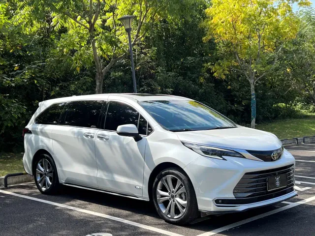 Toyota Sienna — Фото автомобиля 3