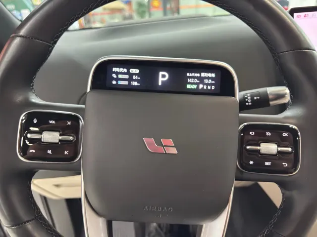 Li Auto L8 — Фото автомобиля 13