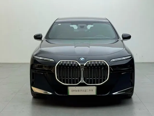 BMW i7 — Фото автомобиля 2