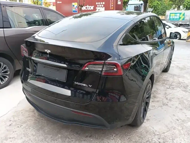 Tesla Model Y — Фото автомобиля 6