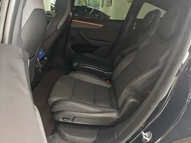 Tesla Model Y L — Фото автомобиля 16