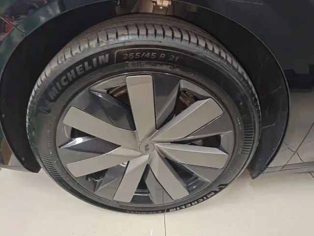 Li Auto i8 — Фото автомобиля 22