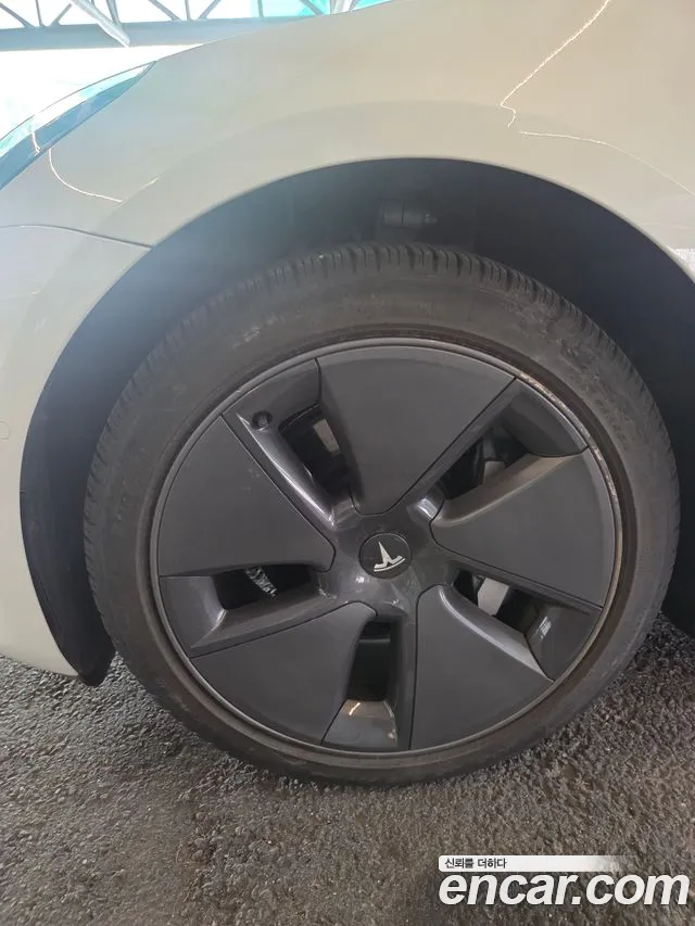 Tesla Model 3 — Фото автомобиля 6