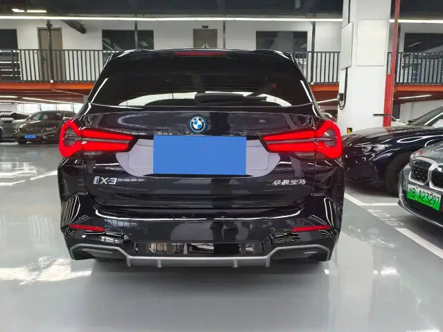 BMW iX3 — Фото автомобиля 12