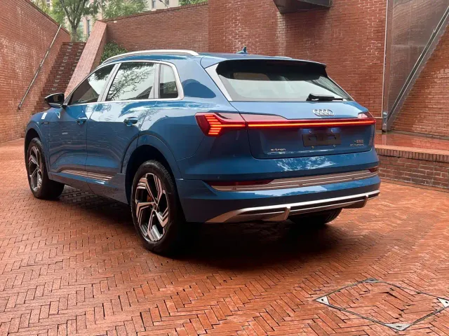 Audi e-tron — Фото автомобиля 9
