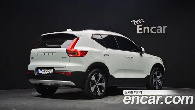 Volvo XC40 — Фото автомобиля 2