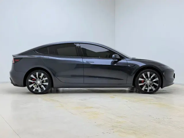 Tesla Model 3 — Фото автомобиля 11