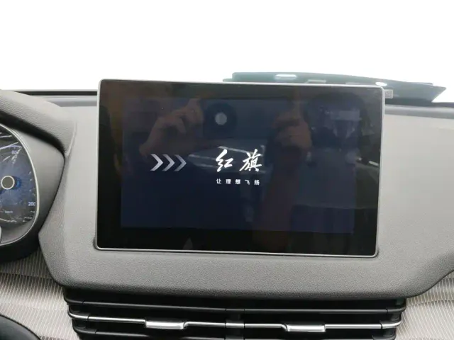 Hongqi E-QM5 — Фото автомобиля 13