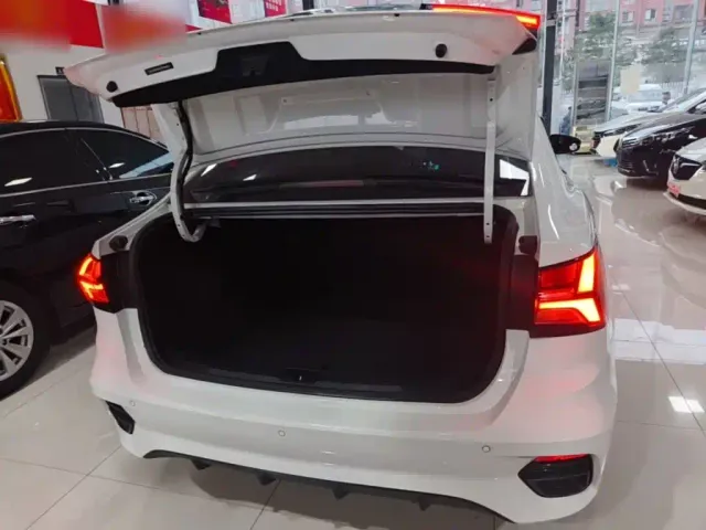 Roewe i5 — Фото автомобиля 18