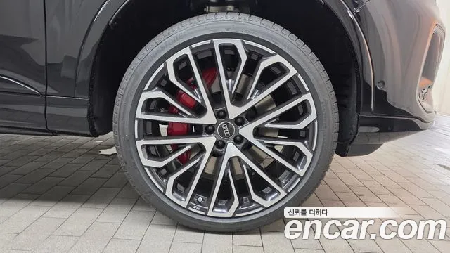 Audi SQ7 — Фото автомобиля 21