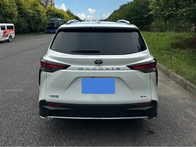 Toyota Granvia 2024 2.5L Hybrid Comfort — Фото автомобиля 4