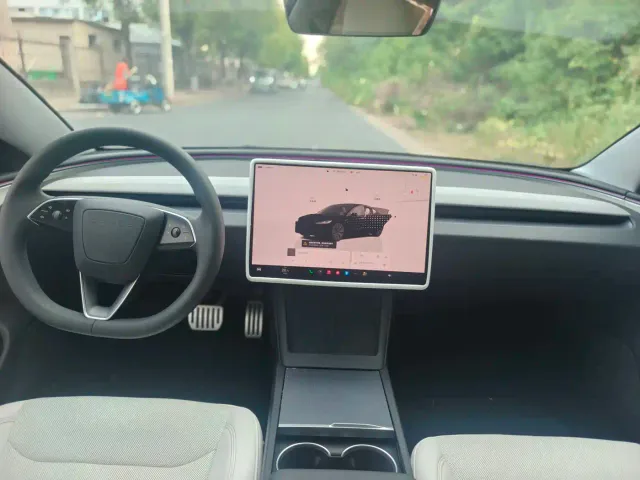 Tesla Model 3 — Фото автомобиля 5