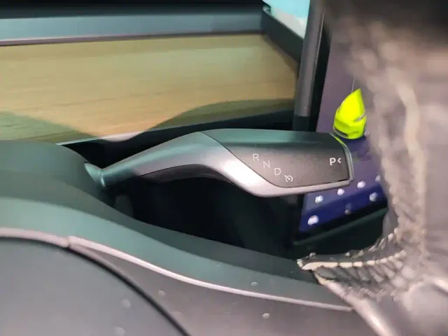 Tesla Model Y — Фото автомобиля 13
