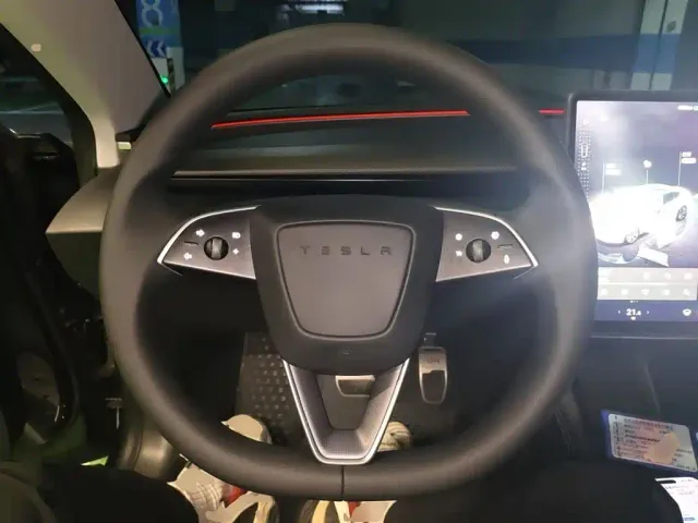 Tesla Model 3 — Фото автомобиля 6