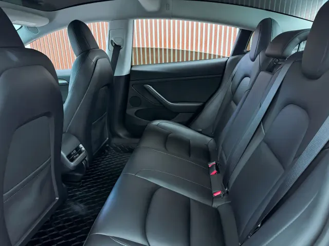 Tesla Model 3 — Фото автомобиля 8