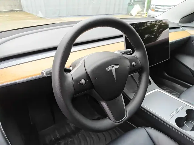 Tesla Model 3 — Фото автомобиля 9