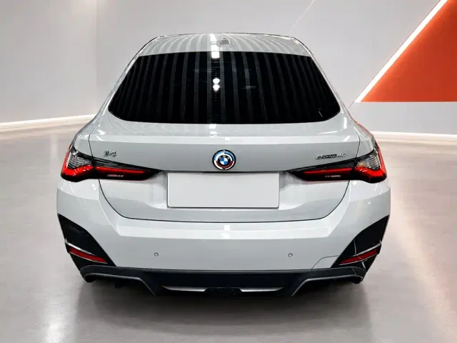 BMW i4 — Фото автомобиля 5