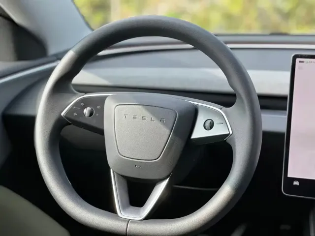 Tesla Model 3 — Фото автомобиля 17